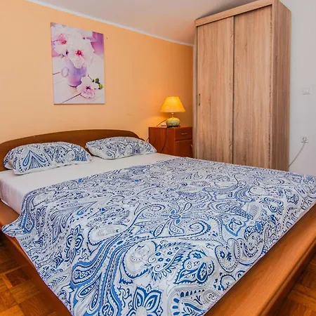 1 Bedroom Beautiful In Appartement